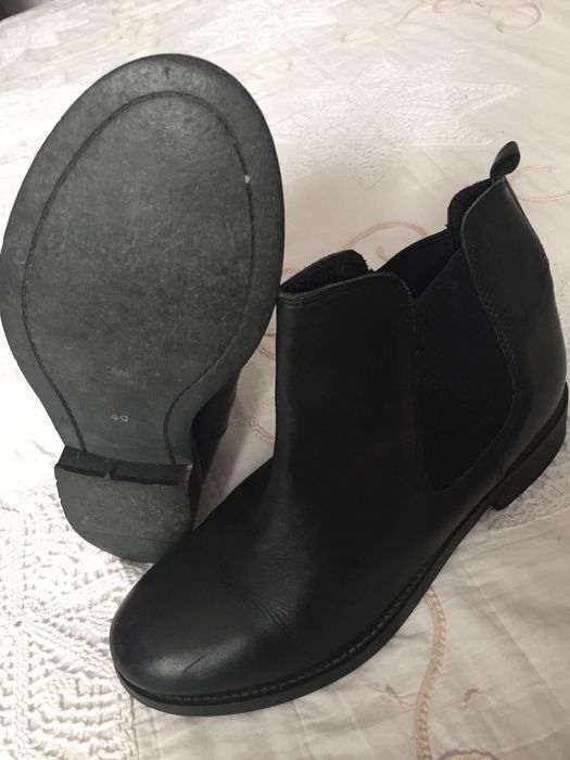 Дамски боти от естествена кожа.
Обувани 2-3 пъти.
40 номер