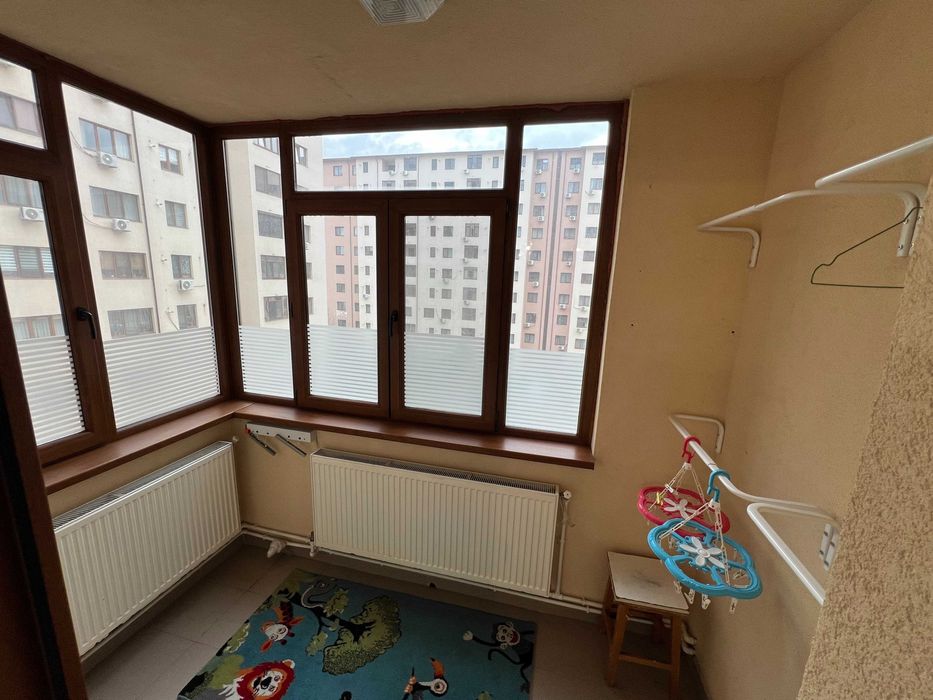 Proprietar inchiriez apartament cu 3 camere, 2 dormitoare, 2 bai, loc parcare, centrala, AC, balcon, camera dresing