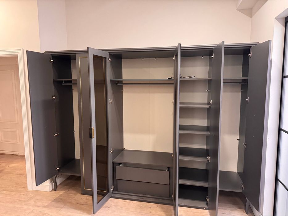 Продается спальный шкаф