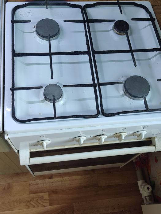Газовая плита 4 конфорки.