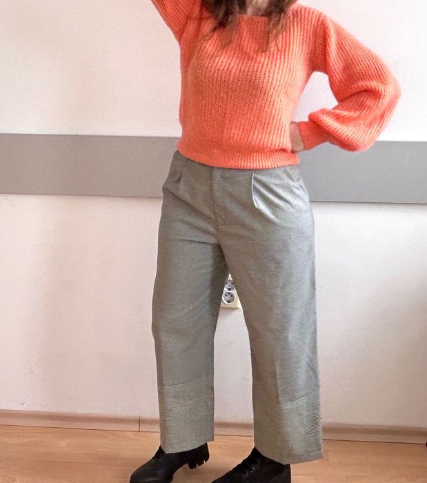 Блуза в прасковен корал и панталон Club Monaco със широки крачоли