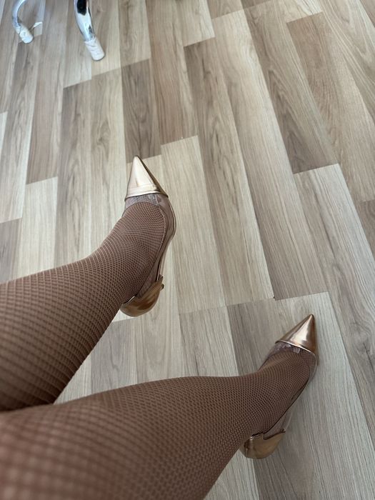 Златисти обувки с прозрачно