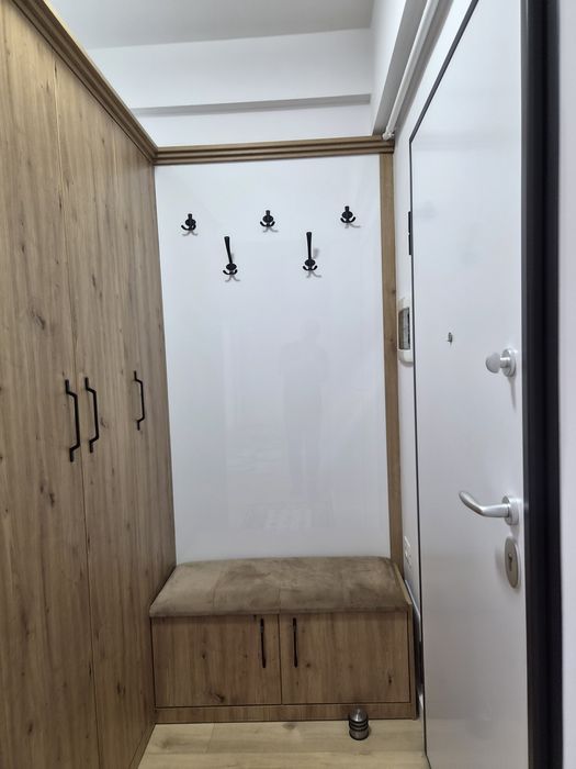 Vând apartament cu trei camere în bloc nou mobilat si utilat