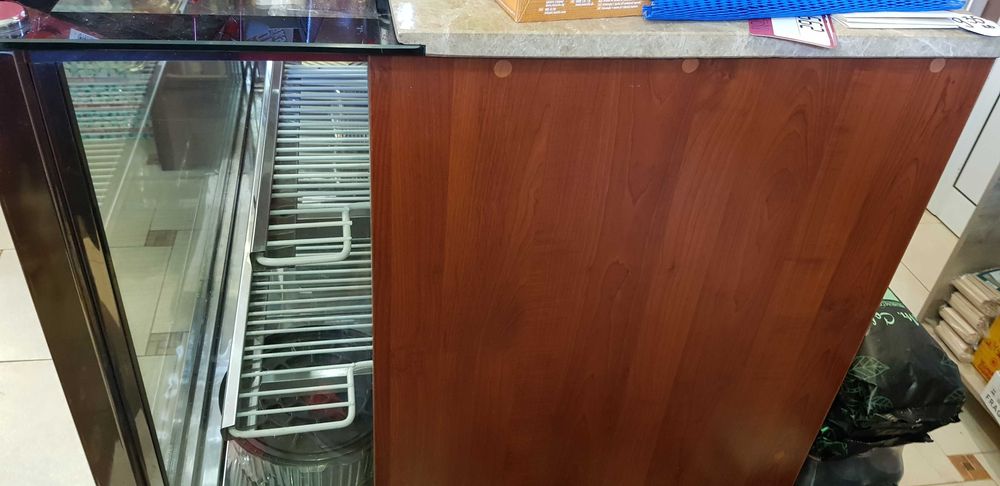 Сладкарска хладилна витрина за торти