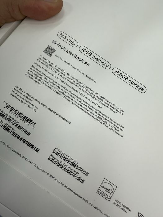 MacBook Air M4 15 inch 16 GB/ 256 SSD