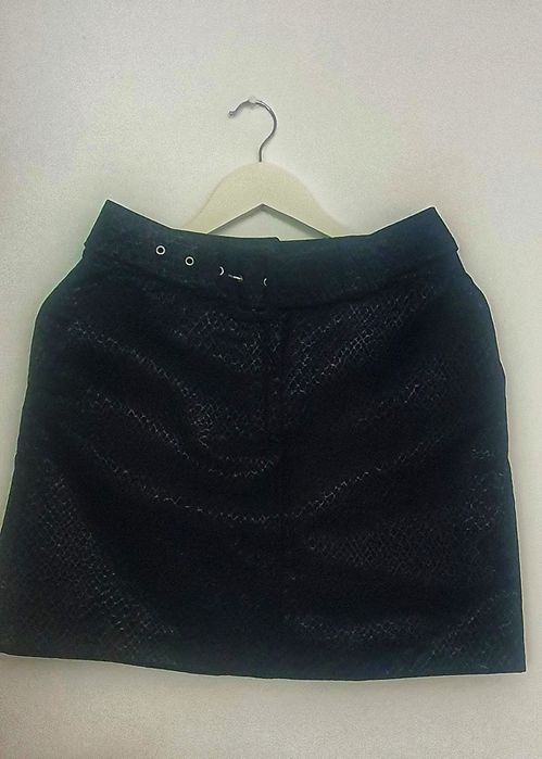 Vand fusta mini,culoare neagra, eleganta.