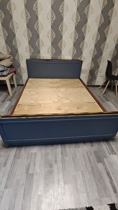 Кровать без матраса