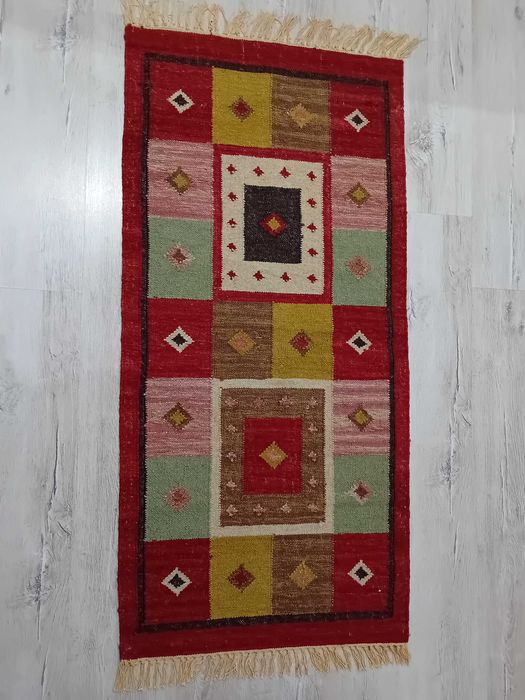 Covor țărănesc cu model şi franjuri lucrat manual, din lână și iută