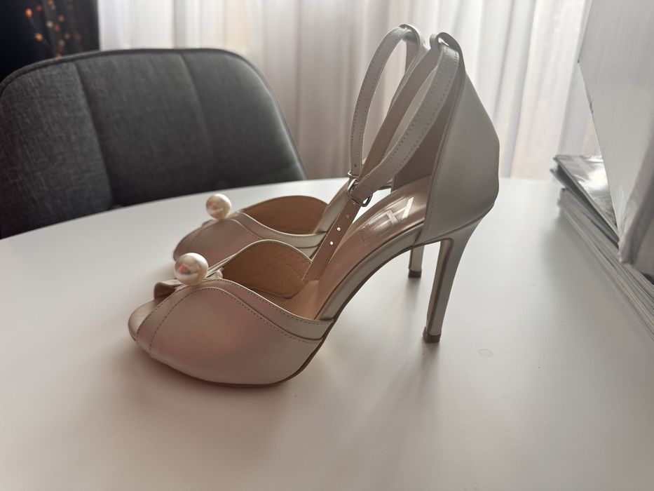 Vand pantofi mireasa