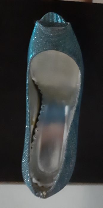 Оригинални и  ефектниобувки,със сребррист брокат, като нови и ефектна