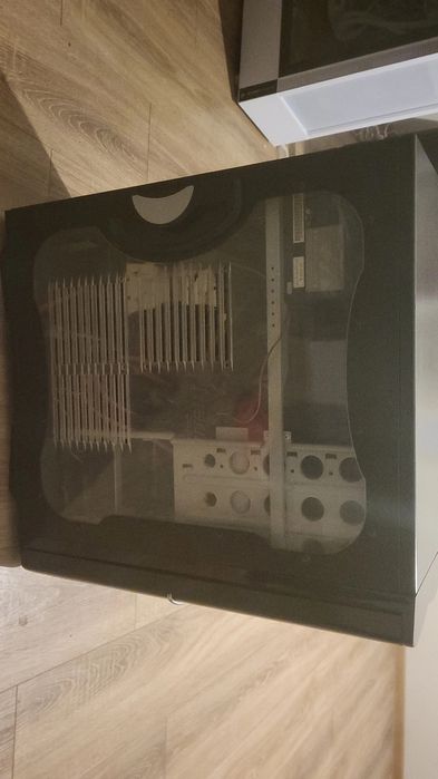 Vând PC Desktop Gaming complet funcțional, fără probleme tehnice.