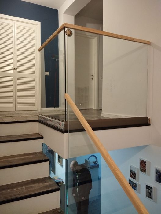 Balustrada din sticla securizata fixata lateral in conectori