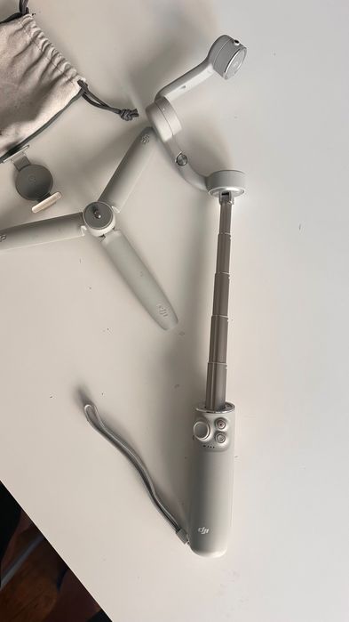 Продавам стабилизираща стойка за мобилен телефон DJI OM5 gimbal