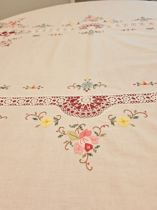 Veche fata de masa cu broderie manuala