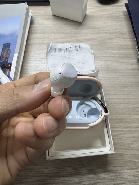 Оригинальные Samsung Buds – кейс + 1 наушник, есть чек.