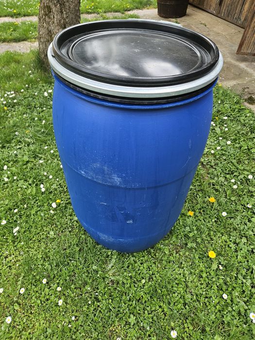 Продавам  два броя  бидони от 200л.