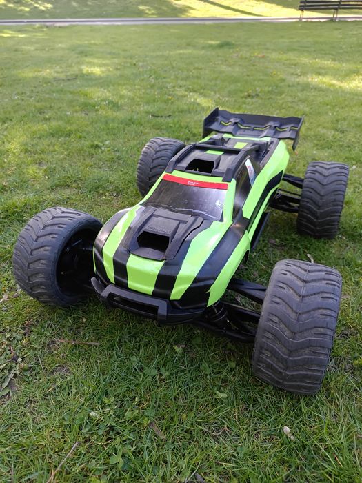 Se vinde Traxxas XRT 8S, în stare foarte bună de funcționare, întreținut și pregătit de mers.