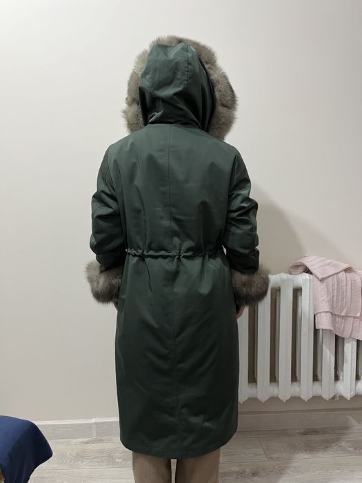 Парка зеленого цвета с капюшеном