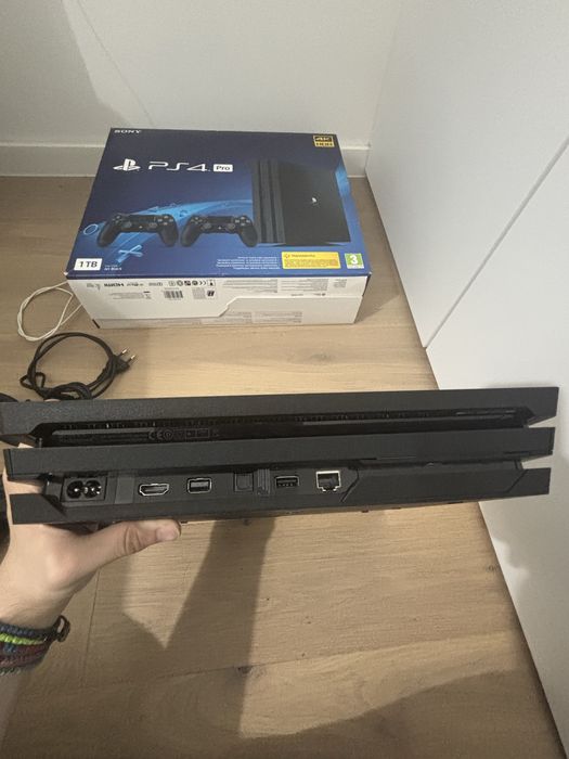 Vând PlayStation 4 PRO 1TB, in stare foarte buna, folosit foarte putin