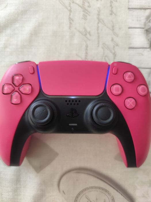PS5 Pink в отлично състояние, като нов джойстик
