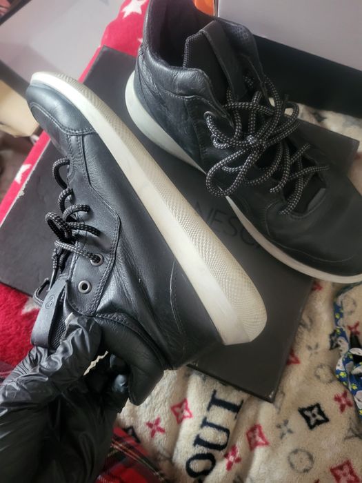 Продавец обувь разную