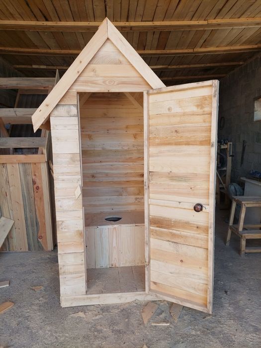 Туалет с сидушкой из дерева