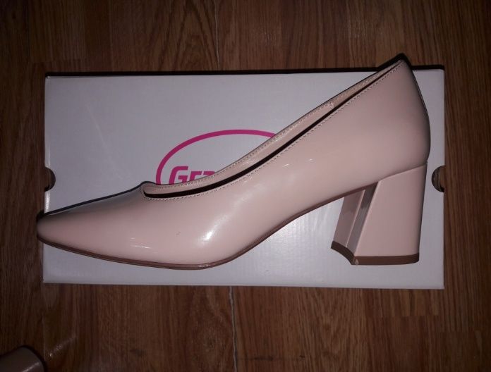 Новые Туфли Швейцария  р.39