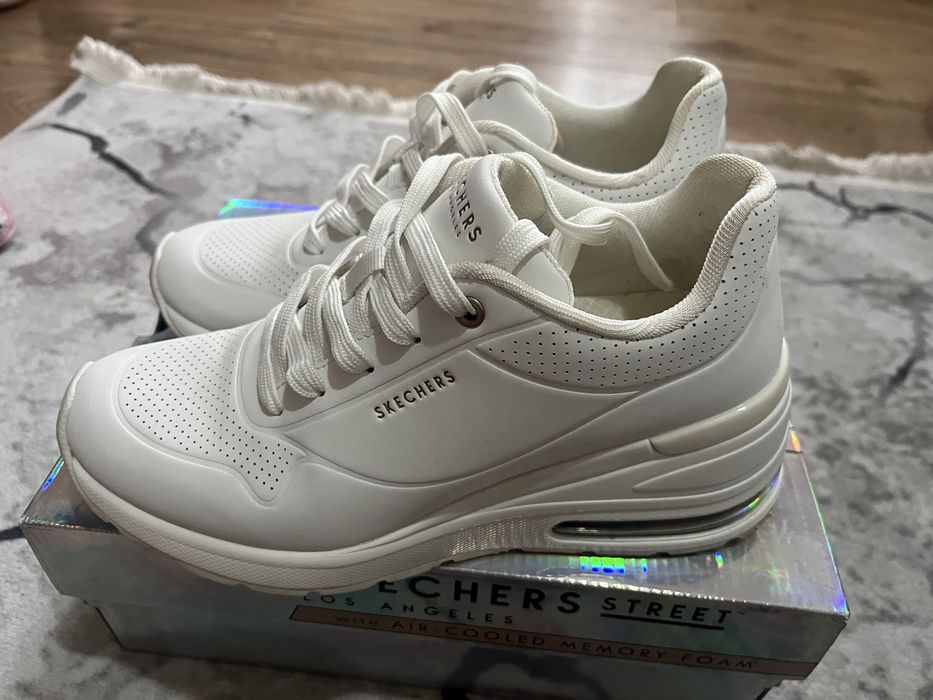 Adidasi inalti skechers marimea 37