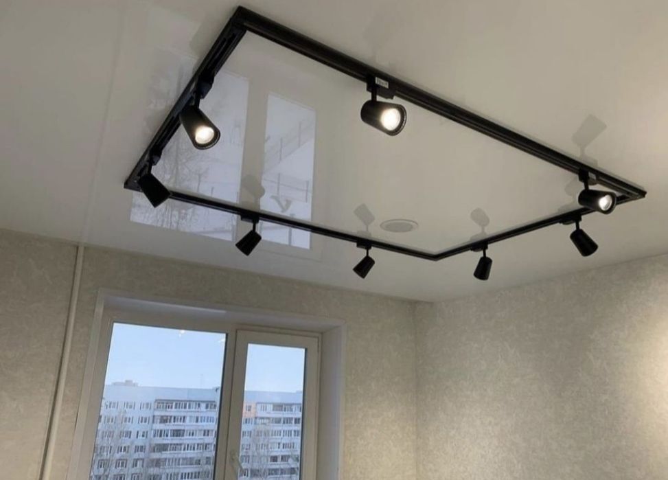 Натяжные потолки  окно балкон