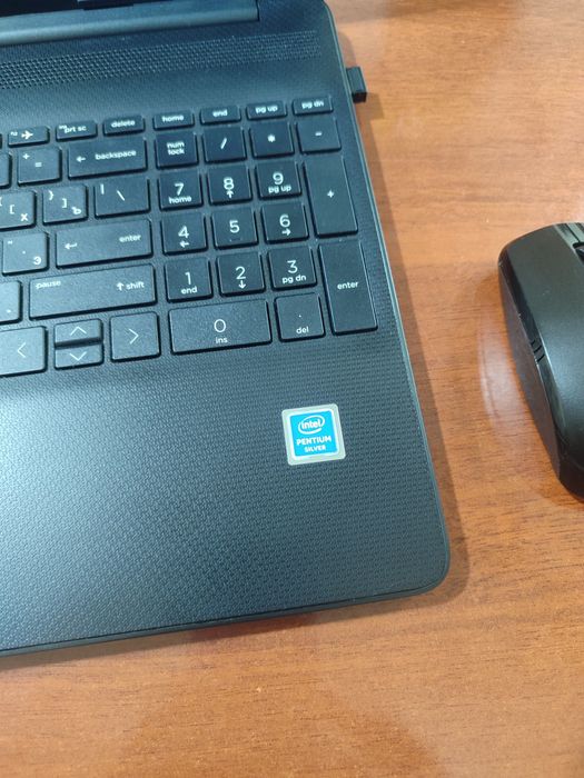 HP noutbuk yangidek karopkasi bilan turibdi