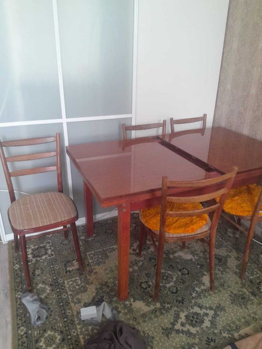 гостинный стол и стулья