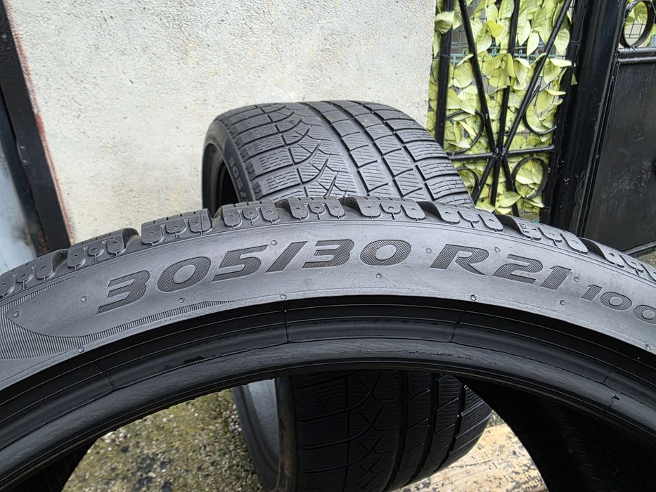 Vând două anvelope de iarna pirelli 305 30 21  dot 2821