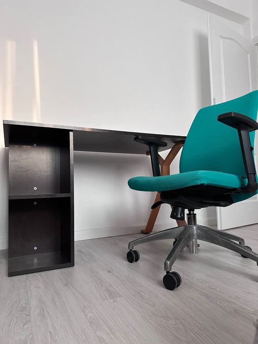 Birou modern, compact, stare foarte bună – 200 lei (negociabil)
