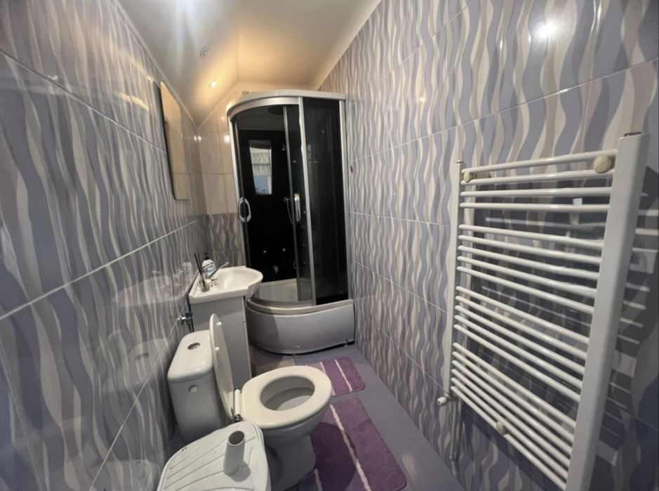 Apartament cu 2 camere si balcon deasupra la Mc Donalt de inchiriat zona centrala !
