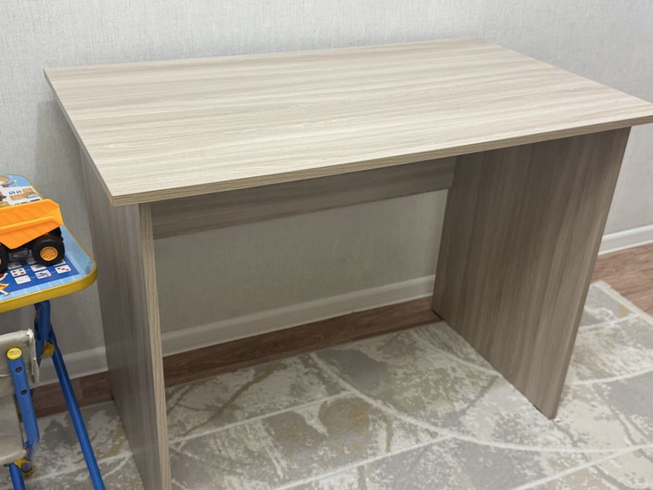 Продам парту или стол для комп