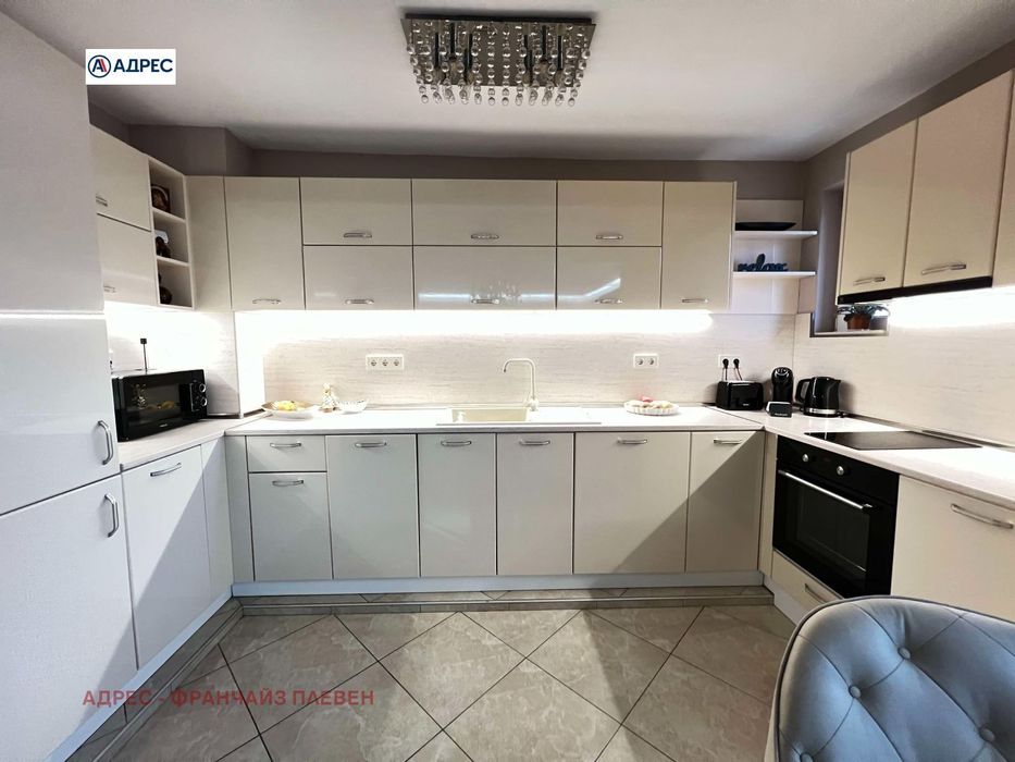 Продава се Тристаен апартамент в Плевен, Идеален център - 100 кв.м за 2000 €/кв.м - Снимка #2