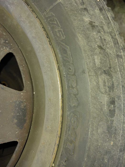 Продавам коплект джанти с гуми.