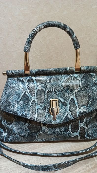 Продам классическую сумку