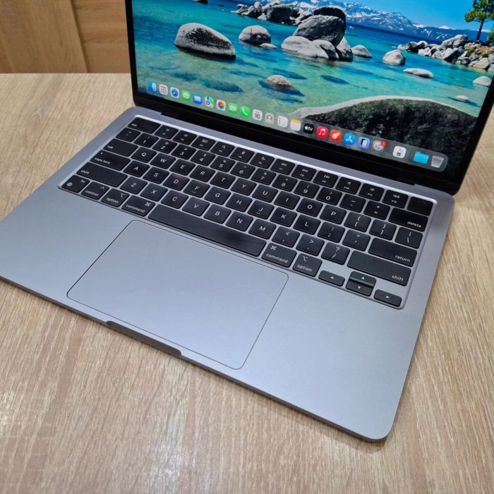 Продам MacBook Air M2 в хорошем состоянии