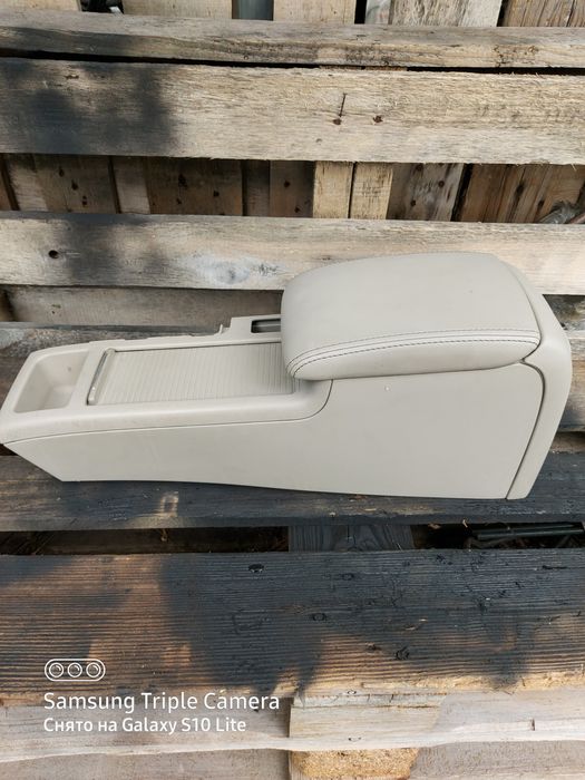 Подлокотник на Subaru Outback.