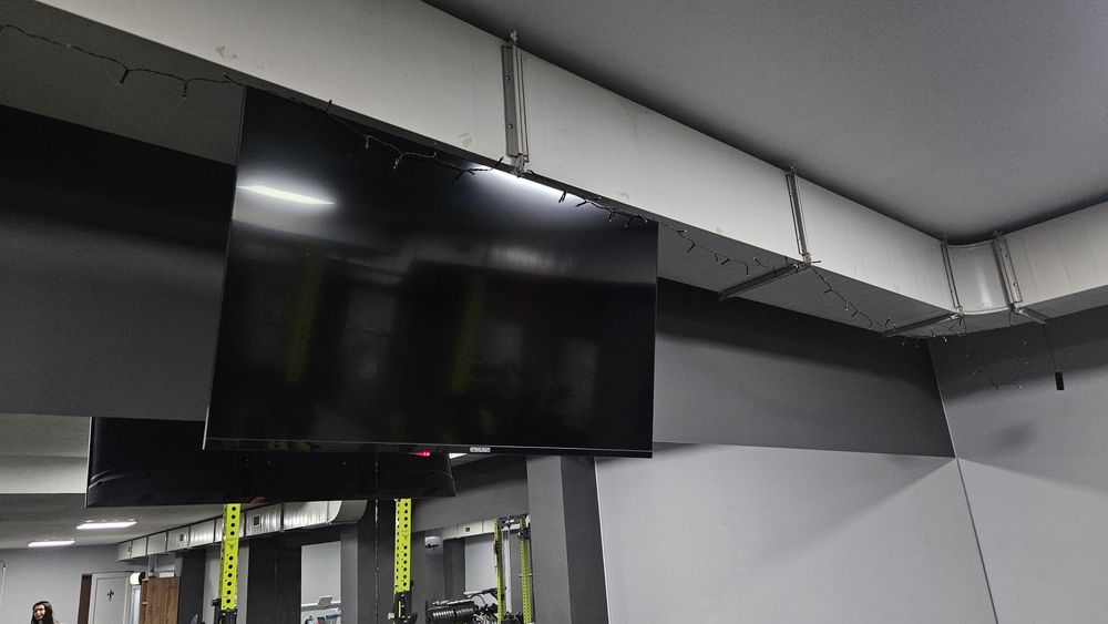 Smart TV Телевизор 43" + стойка за стена