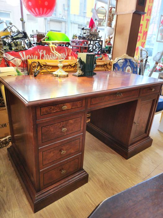 Голямо бюро в неокласически стил