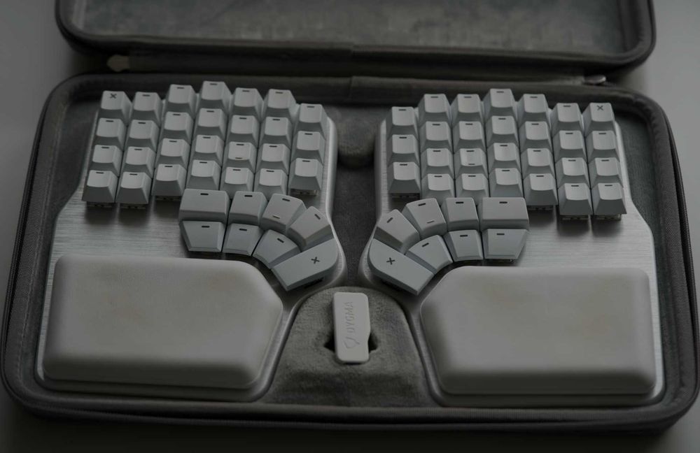 Dygma Defy Silver – безжична ергономична разделена клавиатура