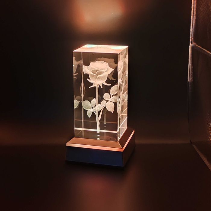 Вечна 3D Гравирана Роза в Кристал - Луксозен Подарък за Свети Валентин