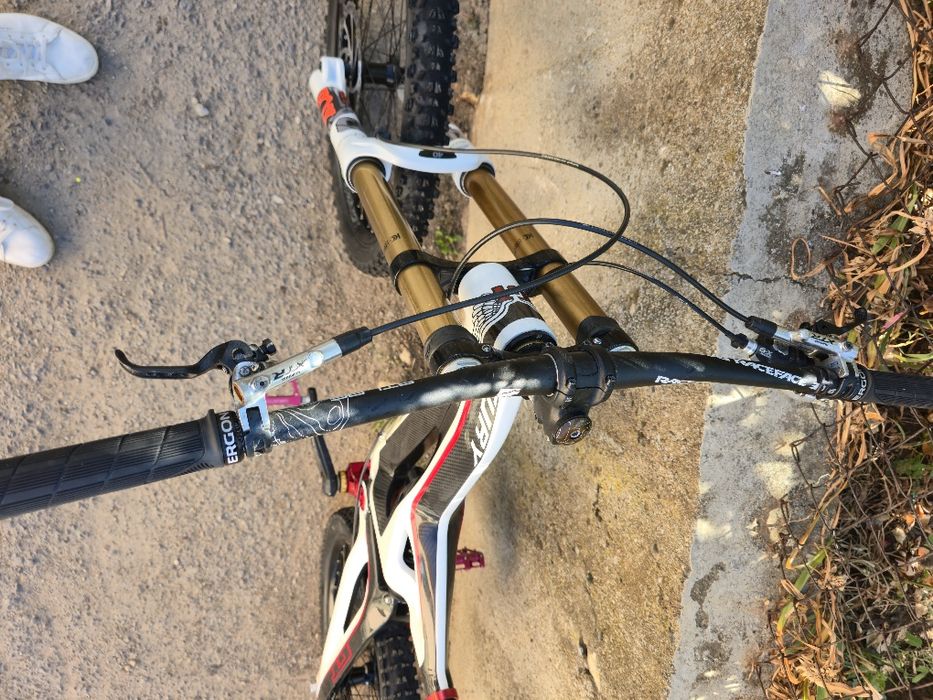 GT Fury Карбонов Като нов 26 цола Fox 40 Kashima XTR Shimano спирачки  Downhill велосипед 1х10  X9 Sram
