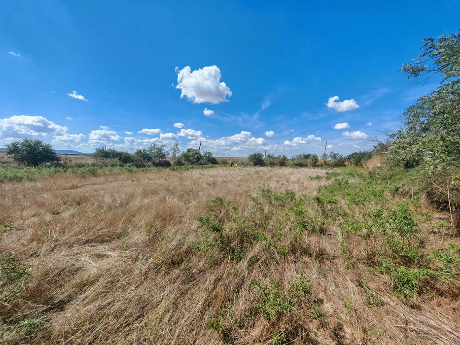 Продава се дворно място 2000м²