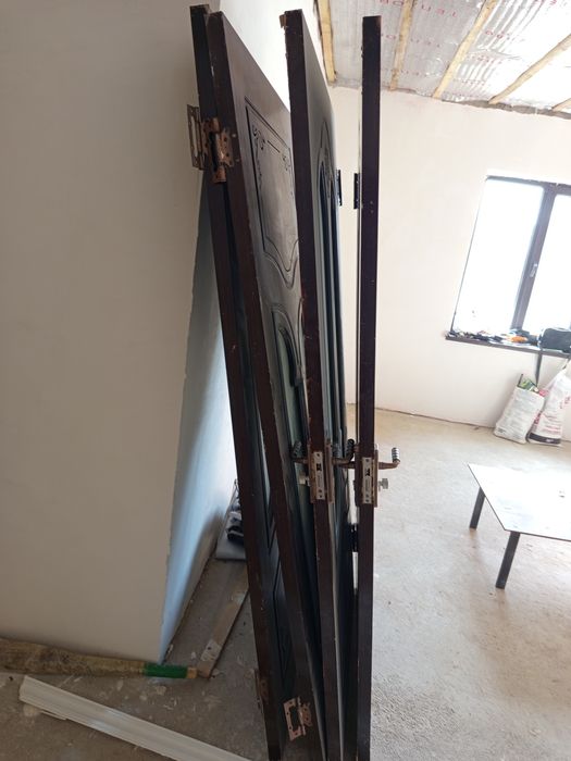 Есіктер уйден шыққан