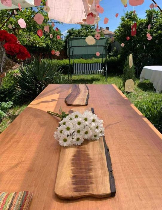 Голяма дървена маса с метална основа