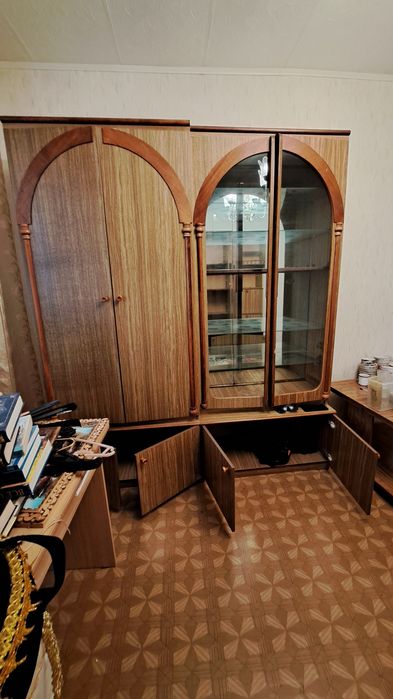 Стенка  даром,есть плательный шкаф