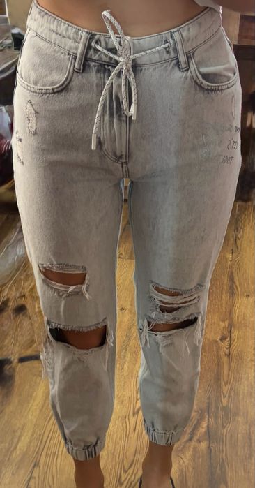 Сиви скъсани дънки на Bershka
